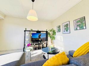 Chic Urban Stay 2BR with parking- BEL4