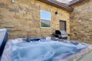 Hot Tub, Pool Table and Fireplace 5 Mi to Breck!
