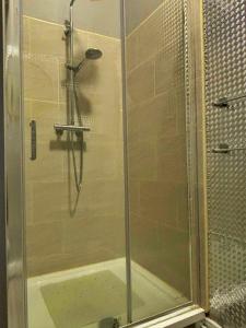 Near City-Birkenhead rooms for 5