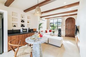 1BR Balcony Pool Villa Near Seseh Beach - Ubytování bez kategorie ve městě Munggu