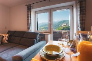 Haus Biechl mit Blick auf die Burg Hohenwerfen
