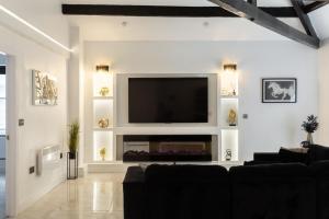 Skyway Apartment City Stay with Jacuzzi