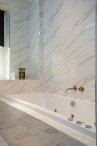 Skyway Apartment City Stay with Jacuzzi