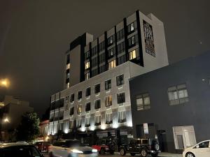 LIV Hotel Bronx GRAND OPENING - 4hvězdičkové hotely ve městě Bronx