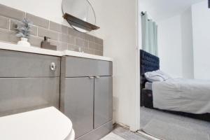 1 bedroom flat, next to Train ST