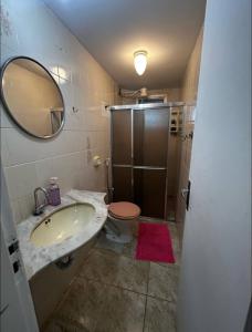 Apartamento amplo na Praia do Morro, com área gourmet, Wi-Fi e garagem, 250 metros da praia