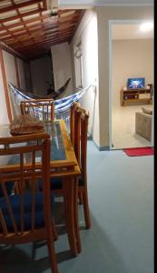 Apartamento amplo na Praia do Morro, com área gourmet, Wi-Fi e garagem, 250 metros da praia