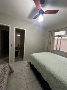 Apartamento amplo na Praia do Morro, com área gourmet, Wi-Fi e garagem, 250 metros da praia