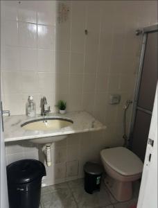 Apartamento amplo na Praia do Morro, com área gourmet, Wi-Fi e garagem, 250 metros da praia