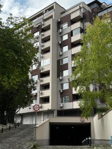 Modern City View Apartment near Medical College with Free Street Parking