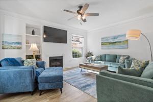 Beachy Villa! Just Renovated, Pools, 2 Min to the Beach