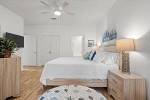 Beachy Villa! Just Renovated, Pools, 2 Min to the Beach