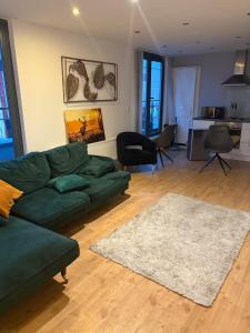 Rooftop 2 Bed Penthouse, Hot Tub, Wrapped Balcony, Free Parking, Train Station Location by Opulent Stays