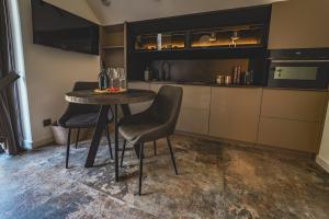Kras Resort Rubin Apartament 304 - prywatne jacuzzi na tarasie z widokiem na góry