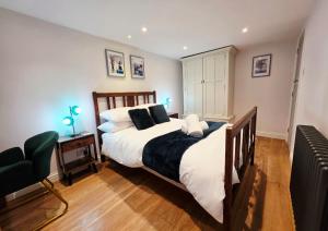 North Devon Luxe Gem for 4, 2 Ensuite Beds, Elegantly Renovated Sea Nearby