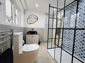 North Devon Luxe Gem for 4, 2 Ensuite Beds, Elegantly Renovated Sea Nearby