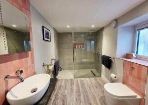 North Devon Luxe Gem for 4, 2 Ensuite Beds, Elegantly Renovated Sea Nearby