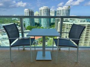 City View Balcony steps from Restaurants, Peacock Park & Marina