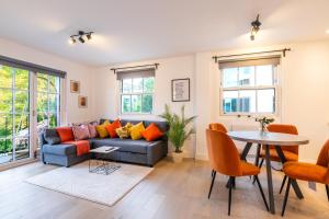 Stylish 2BR Apartment With Balcony Next To Station
