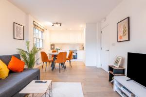 Stylish 2BR Apartment With Balcony Next To Station