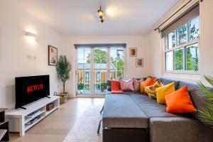 Stylish 2BR Apartment With Balcony Next To Station