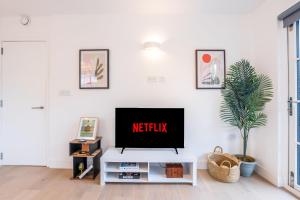 Stylish 2BR Apartment With Balcony Next To Station