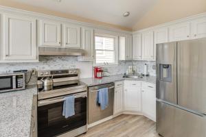 2 Blocks to Beach Access: Ocean City Adventure!