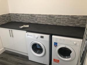 2 bedroom bungalow, 15 minutes to Alton Towers, dog friendly