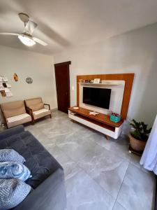 Casa térrea em condomínio à 500m da praia do Peró