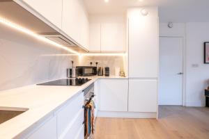 Stylish 2BR Apartment With Balcony Next To Station