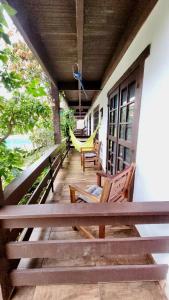 Casa térrea em condomínio à 500m da praia do Peró