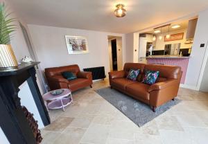 North Devon Luxe Gem for 4, 2 Ensuite Beds, Elegantly Renovated Sea Nearby