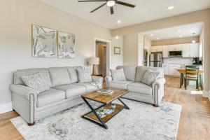 Mtn Views and Stunning Fall Hikes Maggie Valley Apt