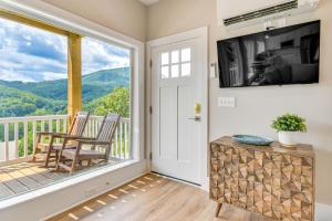 Mtn Views and Stunning Fall Hikes Maggie Valley Apt