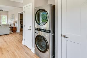 Mtn Views and Stunning Fall Hikes Maggie Valley Apt