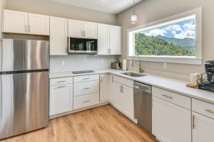 Mtn Views and Stunning Fall Hikes Maggie Valley Apt