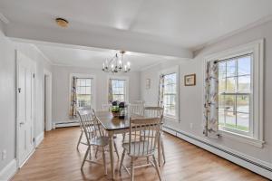 Charming Kennebunk Cape - Walk to Dock Square!