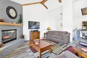 Sunny Side Up - Golf & Ski Townhouse at Bear Mountain Resorts