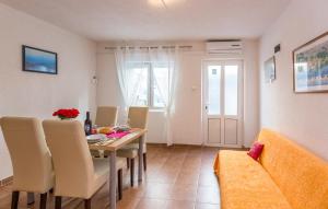 Apartments with parking space Makarska - 12336