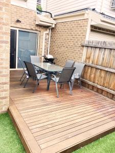 Light and Bright 2-bedroom Townhouse with Patio