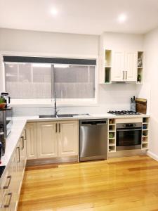 Light and Bright 2-bedroom Townhouse with Patio