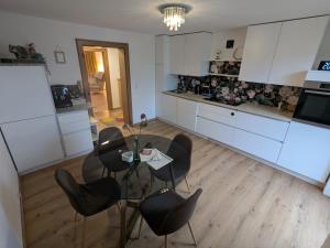 Privatzimmer und Küche mit Balkon und Ausblick