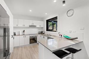 Pipers Spot - Pet Friendly - Fireplace with Swimming Pool