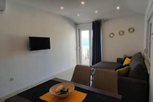 Apartments with parking space Duce, Omis - 23509