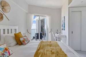 Caribbean Bright Dawn View 1BDRM Beachfront apt.