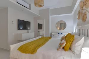 Caribbean Bright Dawn View 1BDRM Beachfront apt.