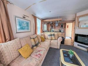 Homely 8 Berth Caravan At Southview Holiday Park Near Skegness Ref 33003M