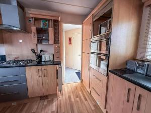 Homely 8 Berth Caravan At Southview Holiday Park Near Skegness Ref 33003M