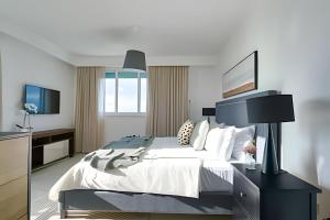 Beachside 1BDR Dreamy Apt.| BBQ + Pool & Sea View