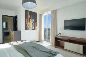 Beachside 1BDR Dreamy Apt.| BBQ + Pool & Sea View